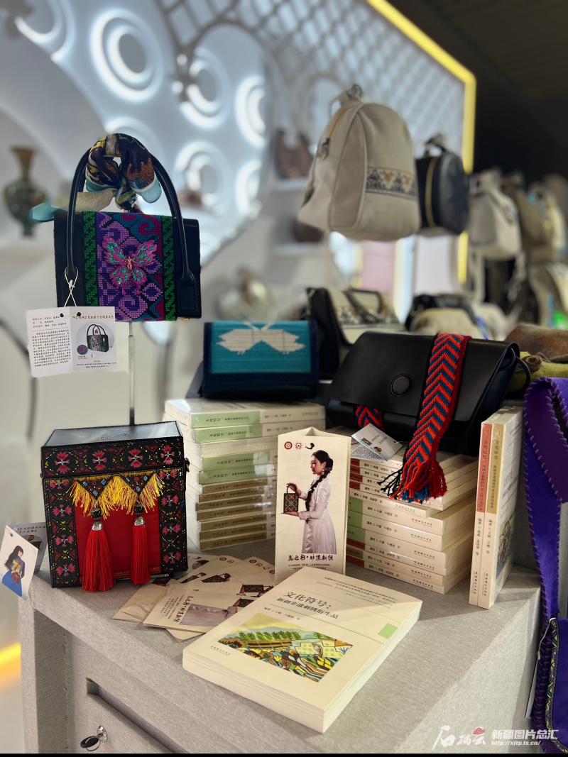 王敏团队在深圳国际文化产业博览交易会展出的编撰书籍与文创产品。受访者供图 王敏团队在深圳国际文化产业博览交易会展出的编撰书籍与文创产品。受访者供图